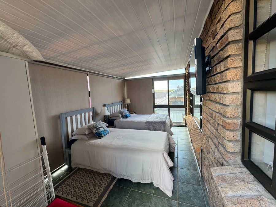 5 Bedroom Property for Sale in Stilbaai Wes Western Cape
